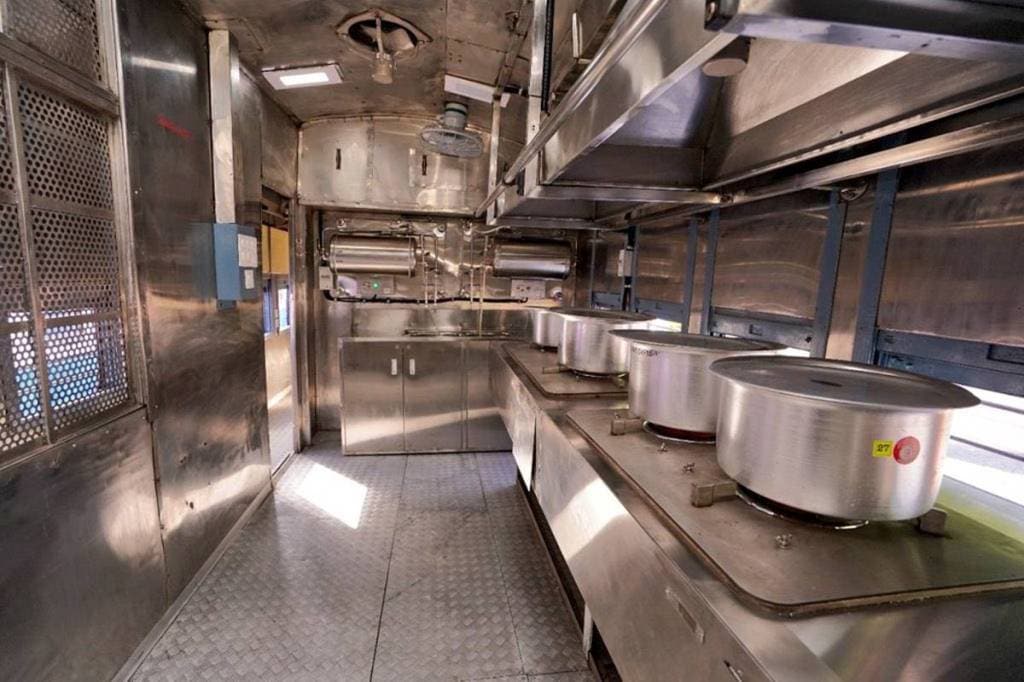 In this, state-of-the-art kitchen equipment has been provided. 