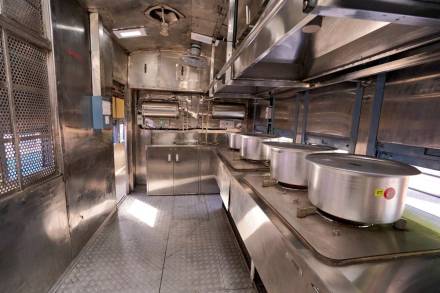 In this, state-of-the-art kitchen equipment has been provided. 