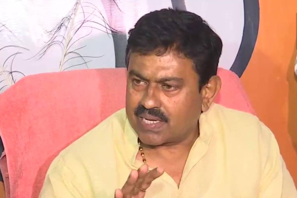 Union Minister Ajay Mishra He alleged that a violent mob attacked BJP workers with sticks and swords and killed them. Union Minister Ajay Mishra He alleged that a violent mob attacked BJP workers with sticks and swords and killed them.