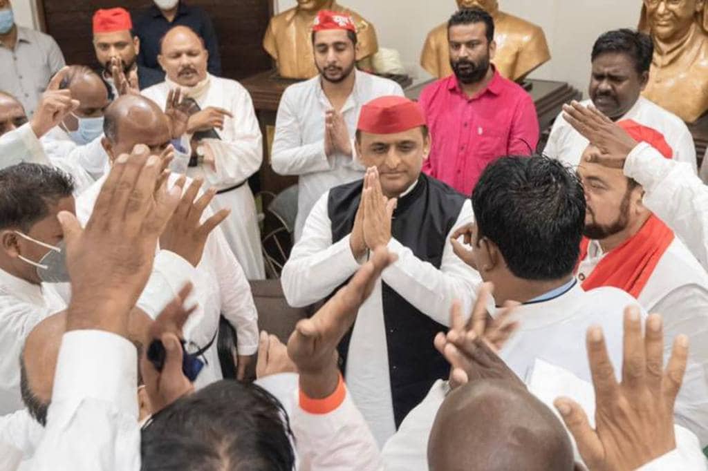 Akhilesh Yadav said that the CM might change his slogan from 'Mera Pariwar, Bhajapa Pariwar' to 'Mera Pariwar, Bhagta Pariwar'.