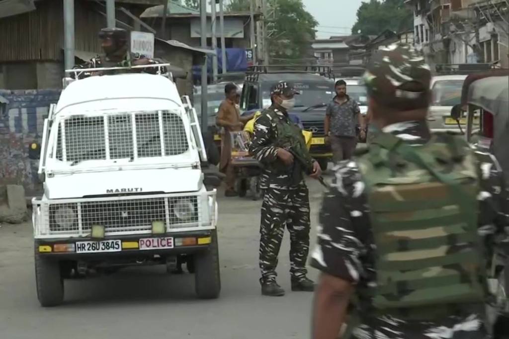 IGP Kashmir Vijay Kumar informed that a street vendor was also shot dead near Madin Sahib in Hawal on the outskirts of Srinagar in the second terror attack.