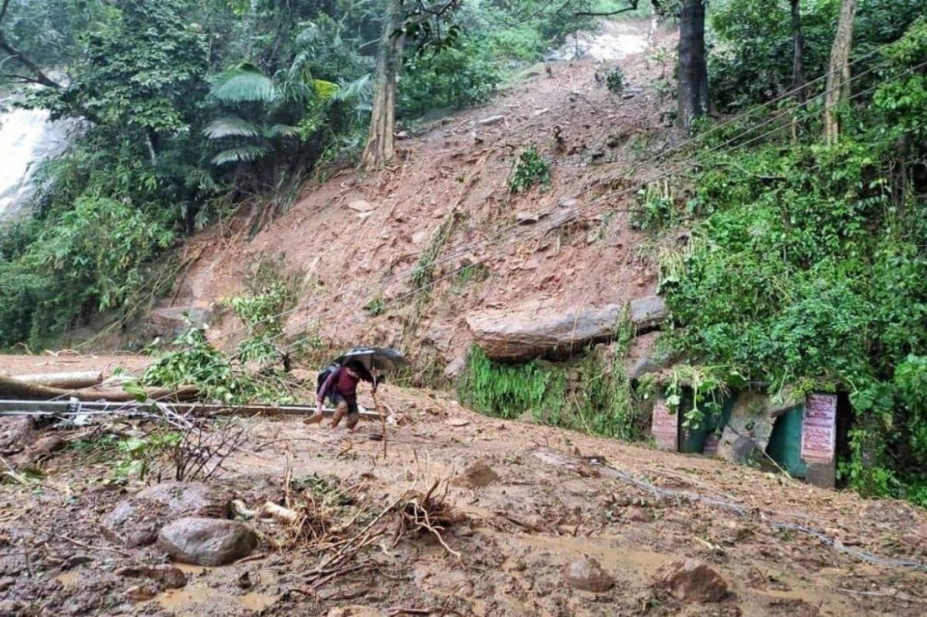 As heavy rains pounded south and central Kerala causing flash floods and landslides in many parts of the state, defence forces stepped in along with NDRF teams to rescue the several missing persons. As heavy rains pounded south and central Kerala causing flash floods and landslides in many parts of the state, defence forces stepped in along with NDRF teams to rescue the several missing persons.