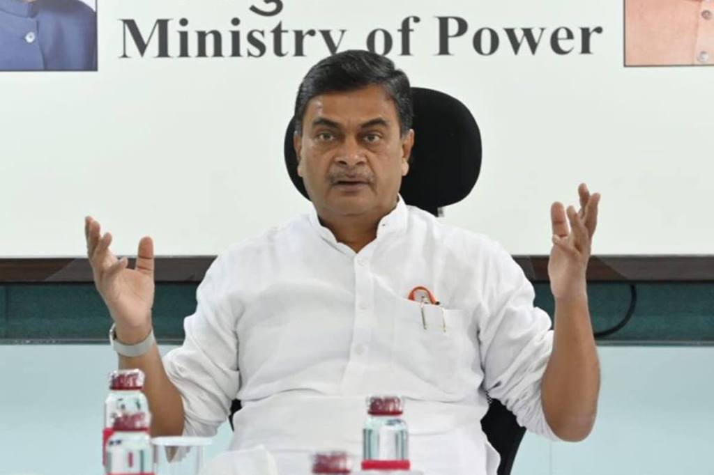Power Minister RK Singh said that power stations have an average coal reserve that can last for more than 4 days while the stock is replenished every day.