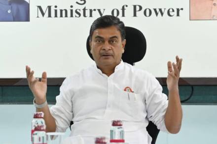 Power Minister RK Singh said that power stations have an average coal reserve that can last for more than 4 days while the stock is replenished every day.