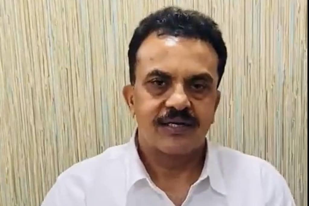 Ex-CAG Vinod Rai offers unconditional apology to Sanjay Nirupam in defamation case Ex-CAG Vinod Rai offers unconditional apology to Sanjay Nirupam in defamation case