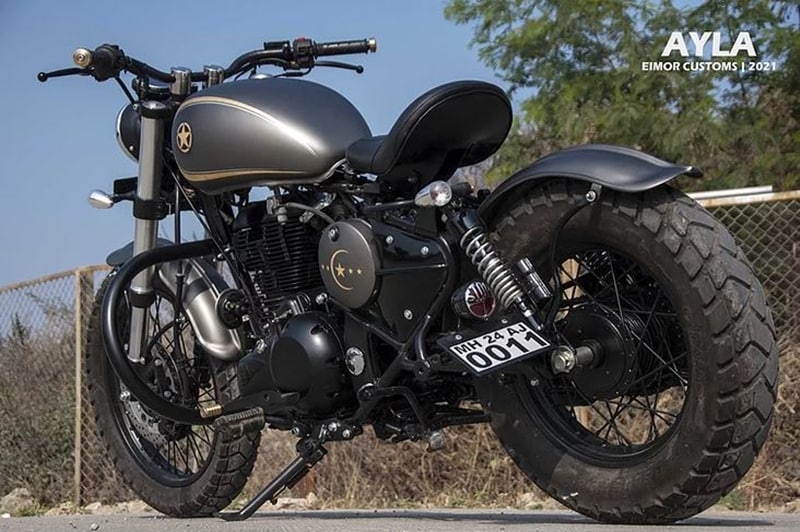 The tail section has been revamped and the rear fender has been shortened. The taillight has been moved to the left side of the bike and the rear numberplate sits below that. The centre panel and airbox are custom-built, painted with stars and a moon. It also gets an aftermarket exhaust.