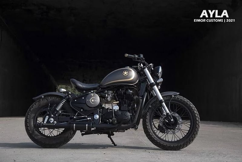 'This is a single seater bobber, with Upper Side Down forks, and adjustable single seater. The wheels are 19 inches front and 15 inches rear with button tyres. Duck billed Mudguards can be see adorning the tyres.'