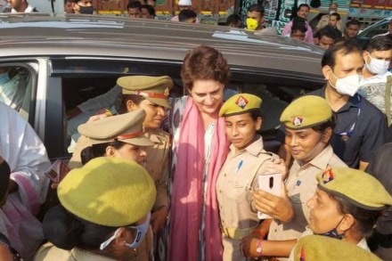 On her way to Agra to meet the family of a person who died in police custody, Priyanka Gandhi paused for some time as she took selfies with a group of women policemen.