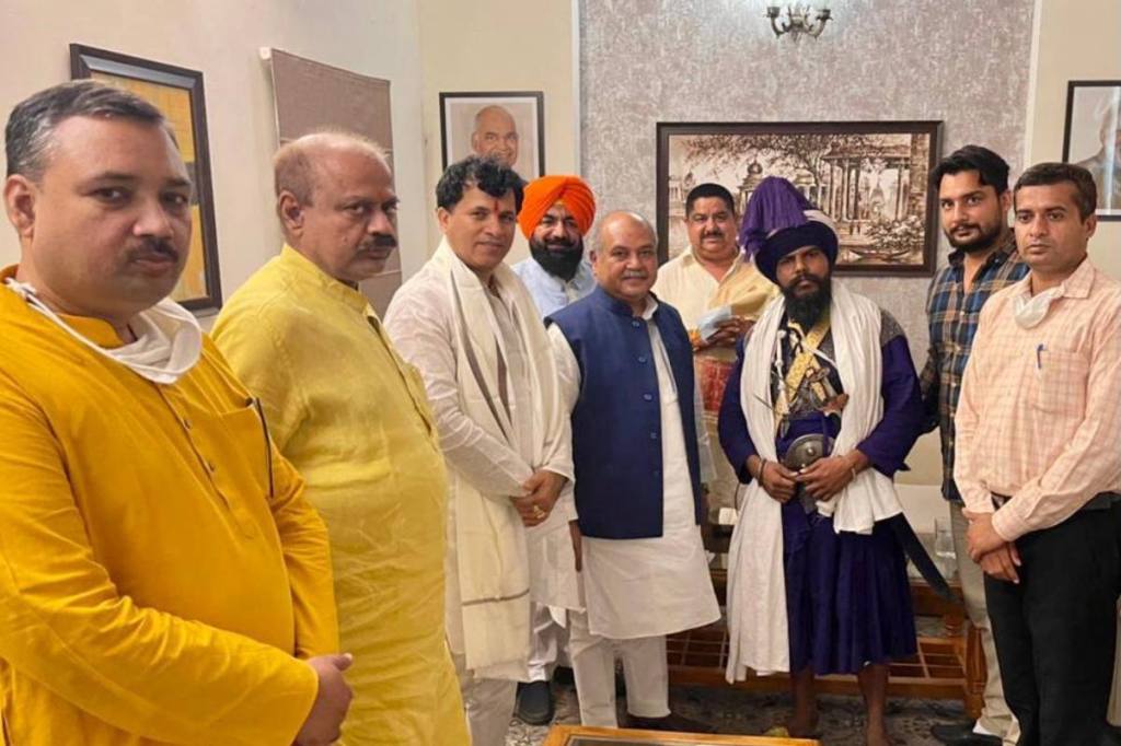 Nihang sect head Baba Aman Singh alleged that the Centre offered money to the Nihangs to leave the farmers’ protest site at Singhu. Nihang sect head Baba Aman Singh alleged that the Centre offered money to the Nihangs to leave the farmers’ protest site at Singhu.