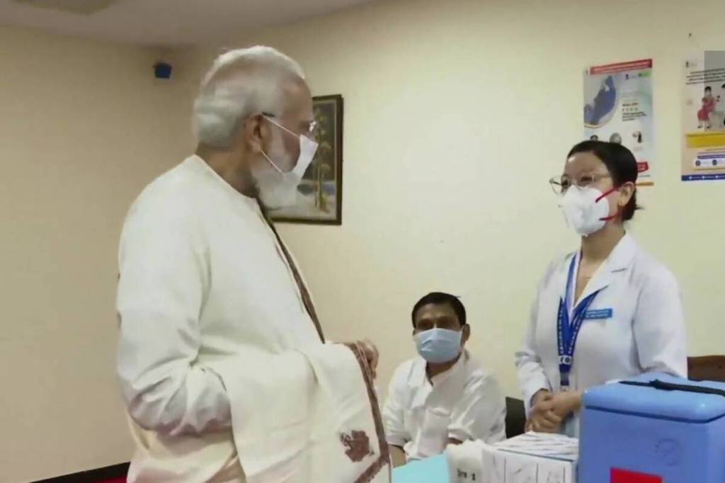PM Modi visited Delhi's Ram Manohar Lohia Hospital to congratulate health workers and nurses on the achievement. (Credit: ANI)