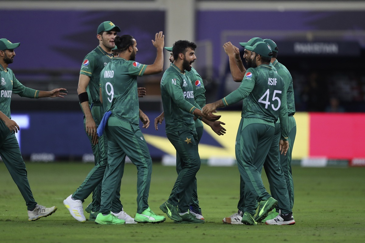 Pakistan's Shadab Khan, centre, celebrates Australia's Glenn Maxwell dismissal during Twenty20 World Cup semi-final match in Dubai (AP Photo)