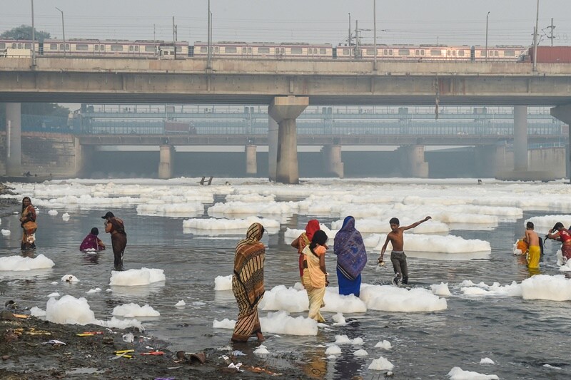 Chhath puja, Chhath puja 2021, yamuna river, delhi, delhi pollution, delhi air pollution, toxic foam