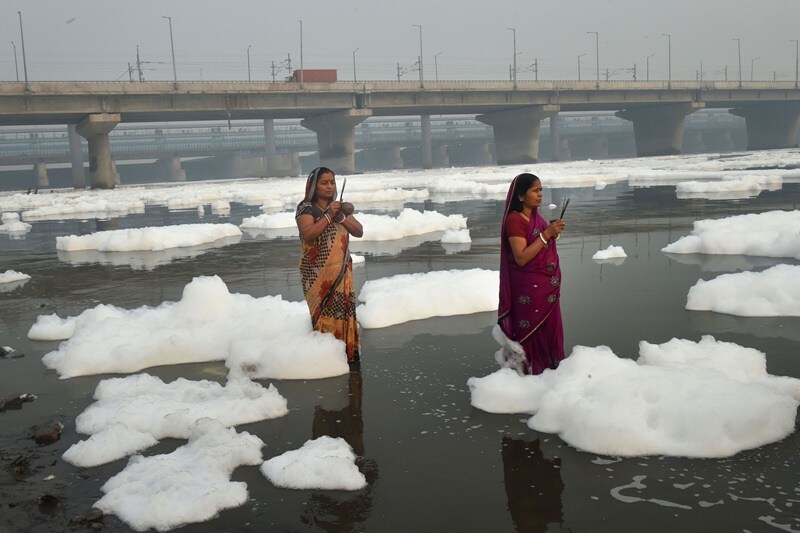 Chhath puja, Chhath puja 2021, yamuna river, delhi, delhi pollution, delhi air pollution, toxic foam