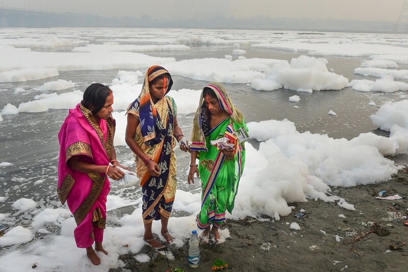 Chhath puja, Chhath puja 2021, yamuna river, delhi, delhi pollution, delhi air pollution, toxic foam