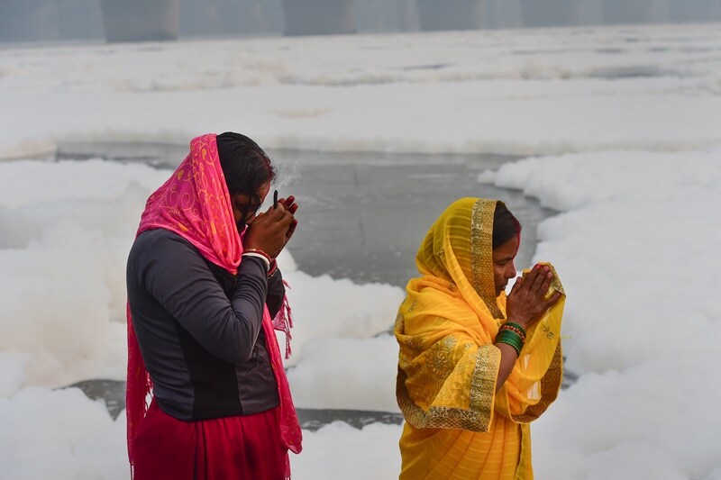 Chhath puja, Chhath puja 2021, yamuna river, delhi, delhi pollution, delhi air pollution, toxic foam