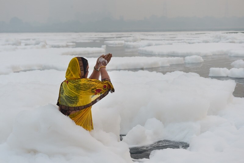 Chhath puja, Chhath puja 2021, yamuna river, delhi, delhi pollution, delhi air pollution, toxic foam