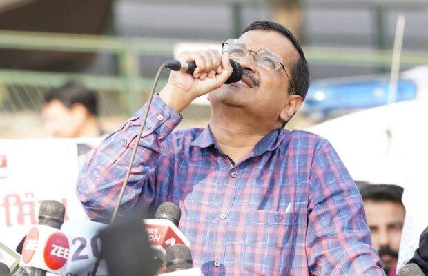 CM Arvind Kejriwal joined the protesting farmers in Mohali and said that his party fully supports their demands. CM Arvind Kejriwal joined the protesting farmers in Mohali and said that his party fully supports their demands.