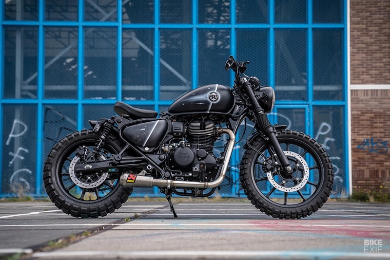 The brief was maximum effect for minimum cost, so Arjan had to temper his usual approach and focus on smaller changes. He’s done a remarkably good job though, tidying up the back end with a custom bobber seat, blacking out as much chrome as he could, and building a custom exhaust. (Source: Bikeexif)