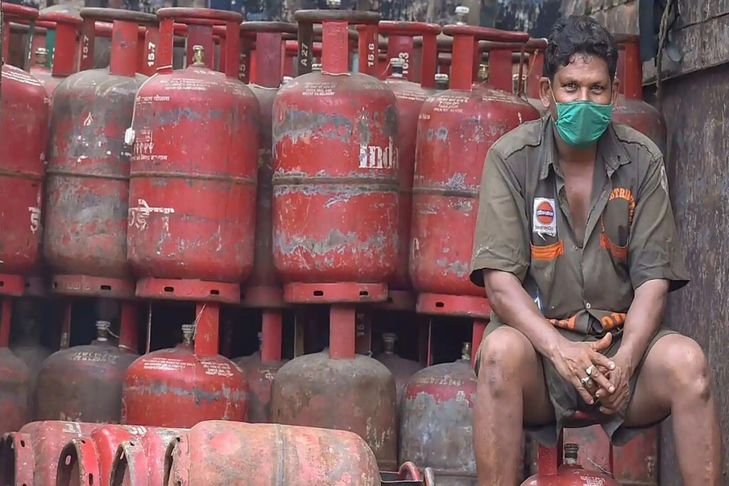 LPG cylinders, LPG cylinders in Delhi, LPG cylinder fire, fire in Delhi, LPG cylinder fire in Delhi
