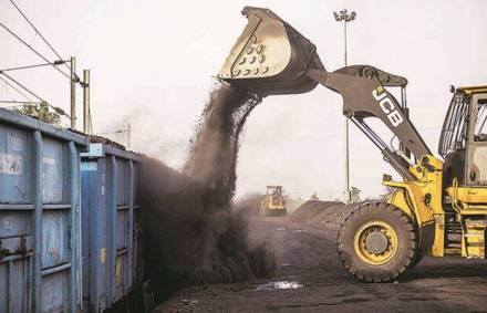 A JC Bamford Excavators Ltd. (JCB) front loader loads coal onto a freight wagon at the Tori Siding on the Tori-Shivpur rail line, operated by Indian Railways and funded by Coal India Ltd., in Chandwa, Jharkhand, India, on Thursday, May 17, 2018. State miner Coal India's output and shipments jumped to seasonal records in June, buoyed by summer demand from power stations, the company's biggest customers. Photographer: Prashanth Vishwanathan/Bloomberg