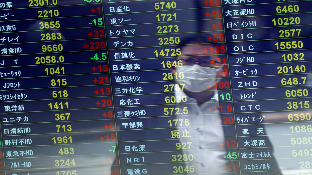 Most Asian stocks dipped Wednesday after a technology selloff weighed on U.S. equities and as investors assessed the omicron virus-strain outbreak. (File photo: Reuters)
