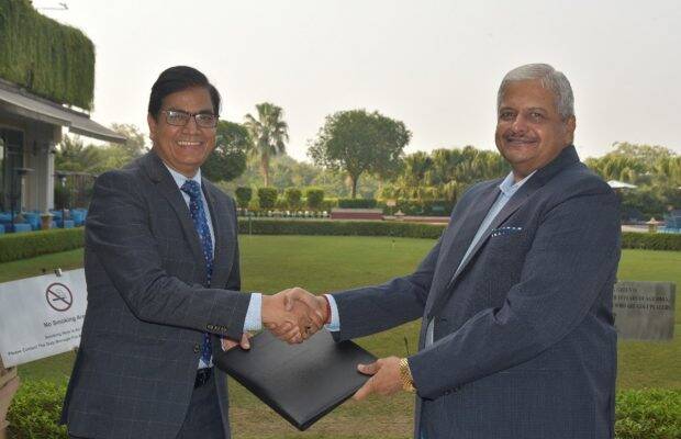 (L-R) Awadhesh Jha, Executive Director, Fortum Charge & Drive India, and Rajiv Kumar Vij, MD, Carzonrent India