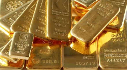 Gold held an advance, tracking modest moves in the dollar as the path of Federal Reserve policy continues to dominate the outlook. (File photo: Reuters)