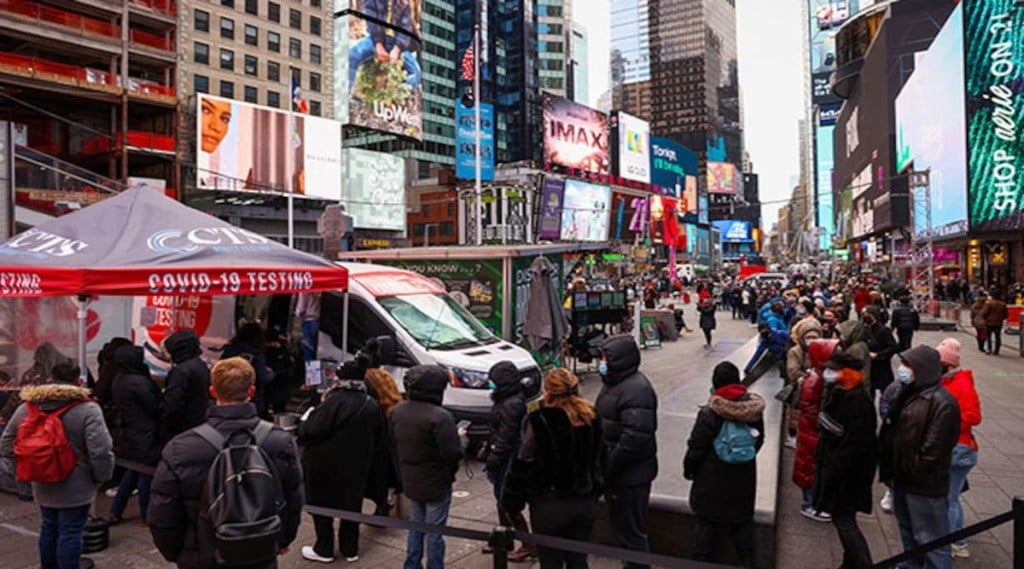 U.S. holiday season retail sales rose 8.5% from Nov. 1 to Dec. 24, powered by an ecommerce boom, according to a Mastercard Inc report. (File photo- Reuters)