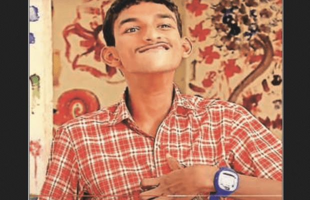 A school student with the iGest device