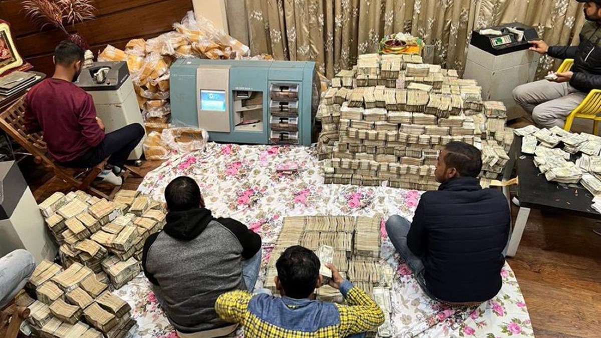 The BJP also said that Akhilesh could not hide the 'smell of corruption' with Samajwadi perfume. The BJP also said that Akhilesh could not hide the 'smell of corruption' with Samajwadi perfume.