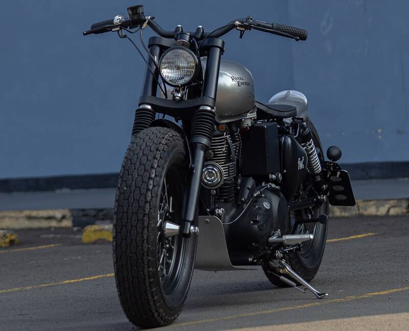 They named the project ‘Raijin,’ after the Japanese god of thunder. The Raijin is longer and lower, for which FrontWheel altered the bike’s steering angle and extended the swingarm. Then they added a set of custom yokes, to push the OEM forks wider and make room for chunkier wheels. With that sorted, the team could ditch the stock 19F/18R hoops for a pair of 16” items, wrapped in 5” wide Coker tyres. (Source: Bikeexif)