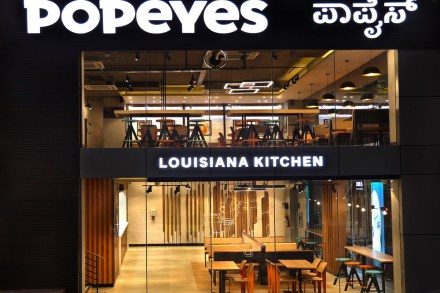 India entry, QSR, fried chicken, Popeyes, new launch, flasgship store, delivery, zero-emission, online order, app, Jubilant foodworks,
