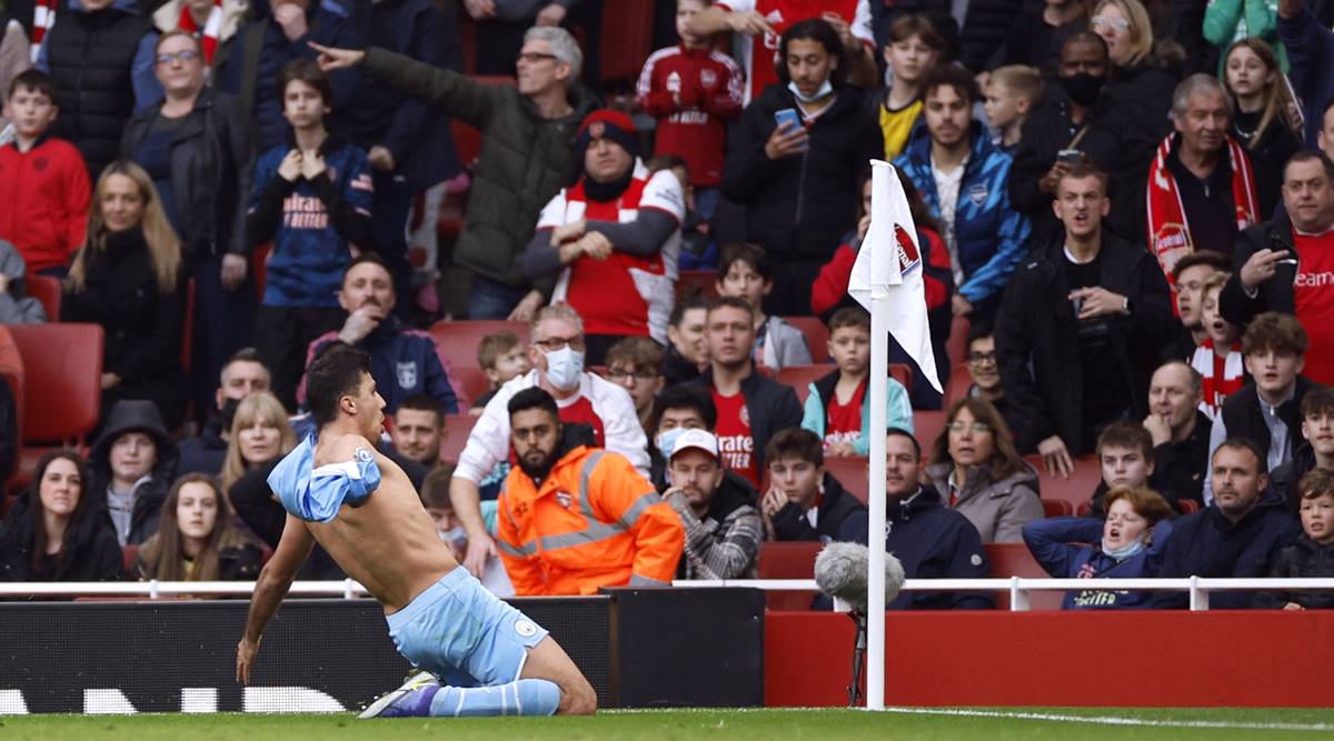 Arsenal fans hurl bottles at Manchester City players after Rodri winner