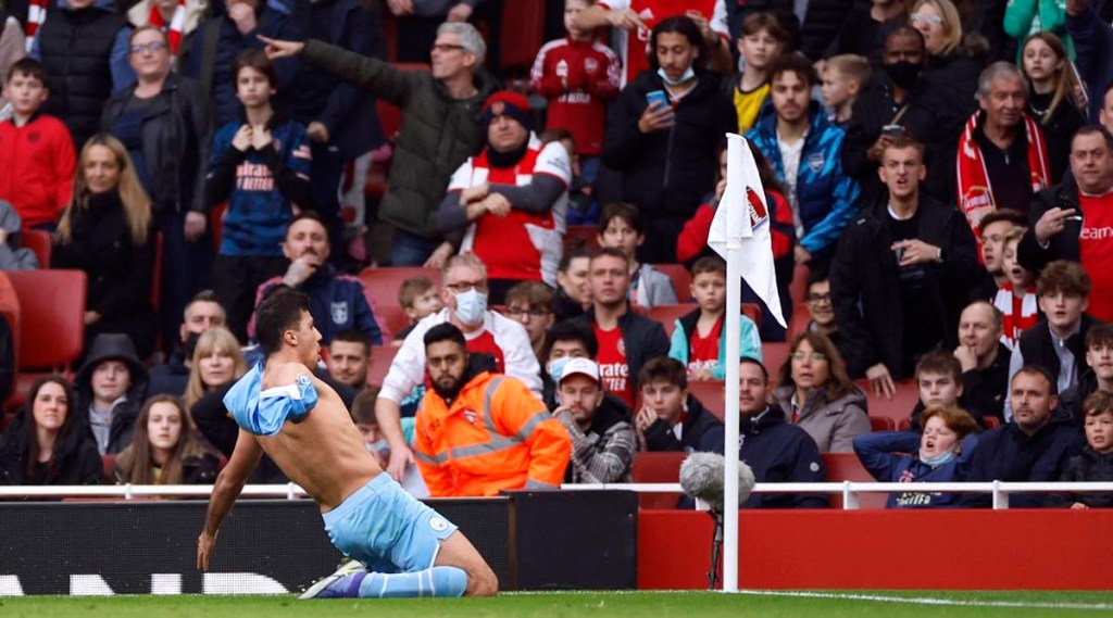 Arsenal fans hurl bottles at Manchester City players after Rodri winner Arsenal fans hurl bottles at Manchester City players after Rodri winner