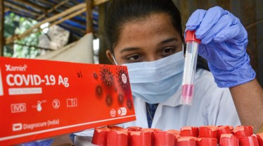 Omicron Cases in India Live: Covid-19 Booster Vaccine Registration Live Updates, Coronavirus Lockdown, Night Curfew Guidelines, Restrictions Latest Update, Covid-19 Third Wave in India Live Updates: A health worker takes swab sample of a woman for COVID-19 test, amid a surge in cases, in Jammu, 2022