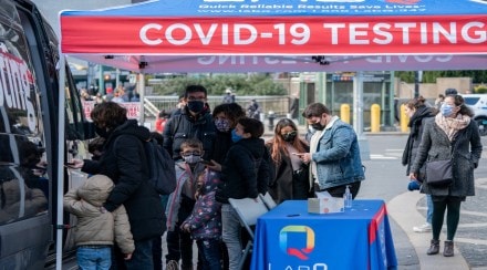 People queue at a popup COVID-19 testing site in New York, U.S., December 3, 2021. REUTERS/Jeenah Moon People queue at a popup COVID-19 testing site in New York, U.S., December 3, 2021. REUTERS/Jeenah Moon