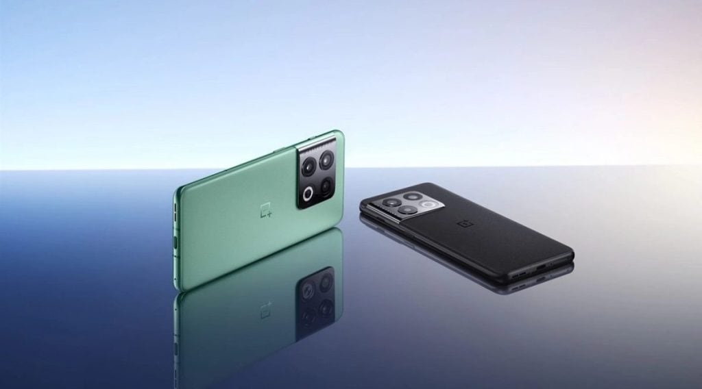The OnePlus 10 Pro, as previously confirmed, will come in two colourways – Volcanic Black and Emerald Forest.