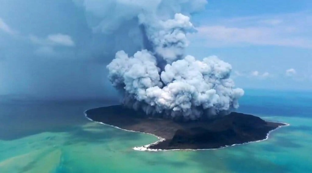 Undersea volcano Hunga-Tonga-Hunga-Ha'apai suddenly erupted, triggering tsunami waves in Tonga. (1NewsNZ/Twitter) Undersea volcano Hunga-Tonga-Hunga-Ha'apai suddenly erupted, triggering tsunami waves in Tonga. (1NewsNZ/Twitter)