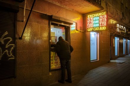 A customer at a currency exchange office in Kyiv, Ukraine, on Tuesday, Feb. 22, 2022. Russia's President Vladimir Putin announced he's recognizing two self-proclaimed separatist republics in eastern Ukraine. (File Photo: Bloomberg) A customer at a currency exchange office in Kyiv, Ukraine, on Tuesday, Feb. 22, 2022. Russia's President Vladimir Putin announced he's recognizing two self-proclaimed separatist republics in eastern Ukraine. (File Photo: Bloomberg)