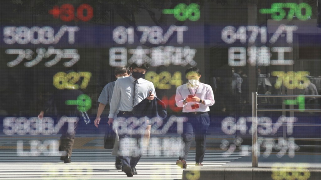 Asian equity markets fought for a footing on Friday, supported by an Amazon-led bounce in U.S futures (FILE PHOTO: REUTERS)