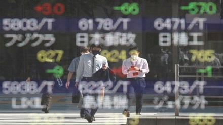Asian equity markets fought for a footing on Friday, supported by an Amazon-led bounce in U.S futures (FILE PHOTO: REUTERS)
