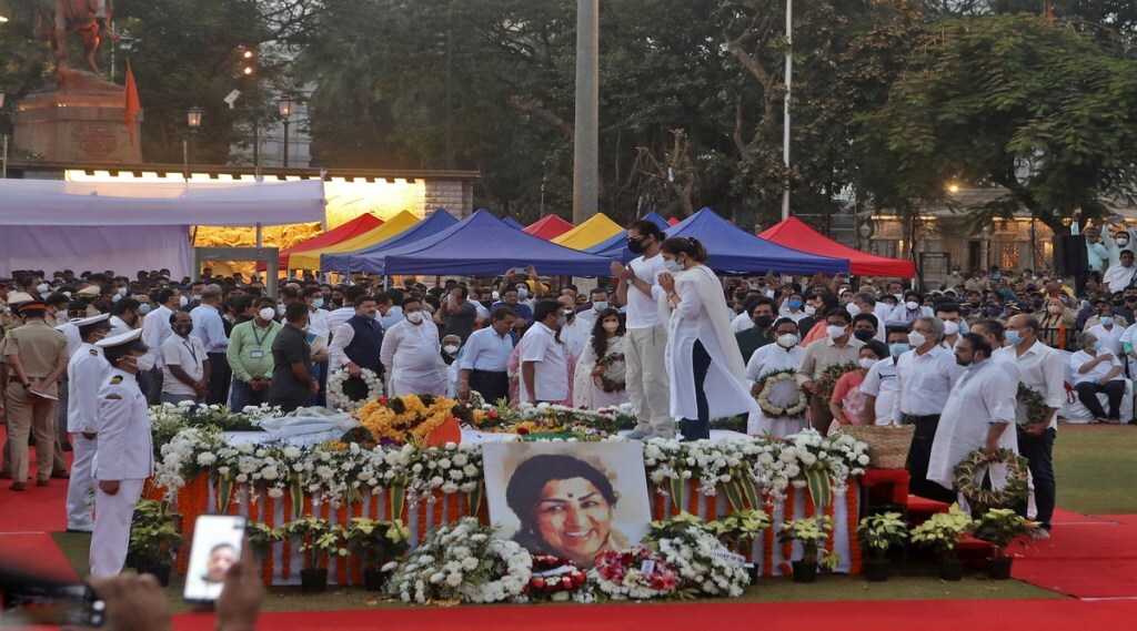  Shah Rukh Khan pays his respects to late Indian singer Lata Mangeshkar during her funeral at Shivaji Park in Mumbai on Sunday. (File Photo: Reuters)