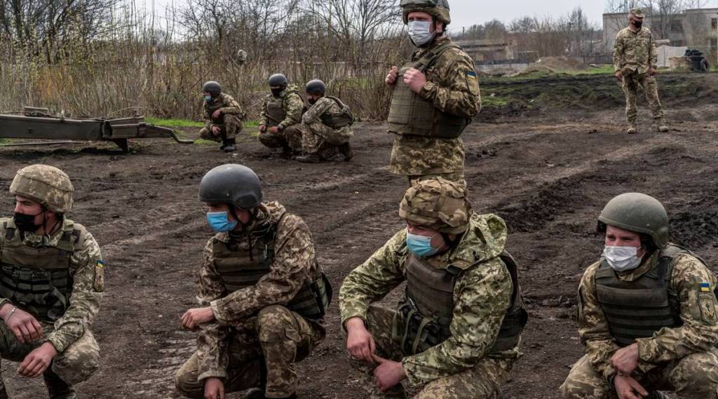 Soldiers at a base in Khlibodarivka, Ukraine. ((Brendan Hoffman/The New York Times) Soldiers at a base in Khlibodarivka, Ukraine. ((Brendan Hoffman/The New York Times)
