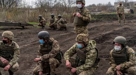 Soldiers at a base in Khlibodarivka, Ukraine. ((Brendan Hoffman/The New York Times) Soldiers at a base in Khlibodarivka, Ukraine. ((Brendan Hoffman/The New York Times)