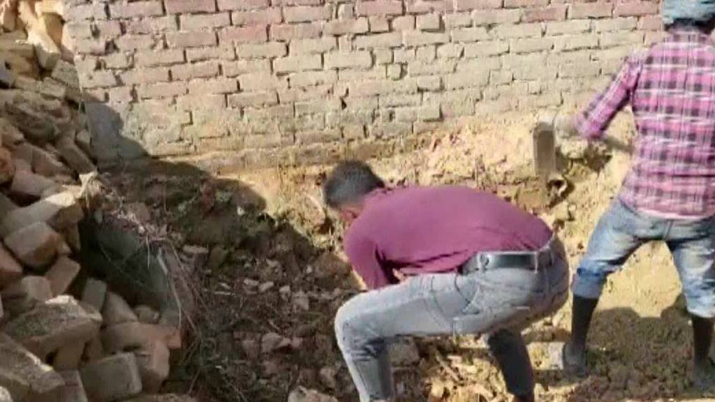 Yesterday, Unnao Police recovered the dead body of a missing woman from a plot allegedly owned by the accused.