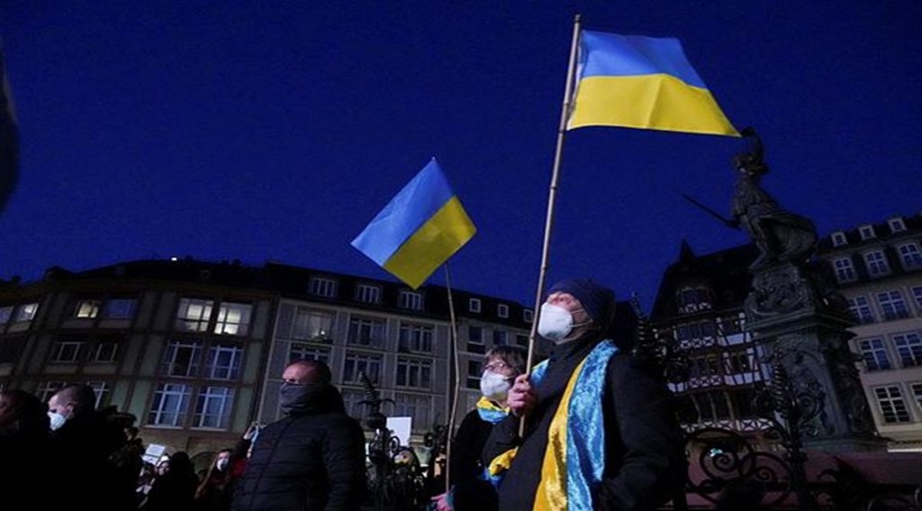 People hold Ukrainian flags (Reuters image) People hold Ukrainian flags (Reuters image)