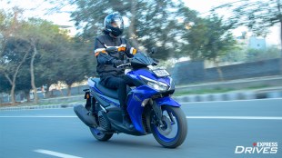 Yamaha Aerox 155 riding