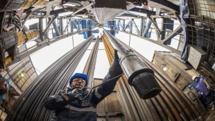 That contract has a built-in clause that Indian Oil will buy only when it’s economical, the people said, adding a discount offered by Russia could make the oil trade viable even at a higher freight. (Credit: Bloomberg)