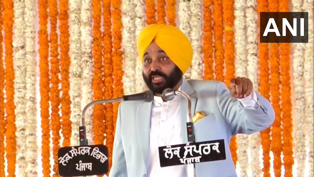 Punjab Governor Banwarilal Purohit administered the oath of office and secrecy to Mann in the swearing-in ceremony that took place at Khatkar Kalan. Punjab Governor Banwarilal Purohit administered the oath of office and secrecy to Mann in the swearing-in ceremony that took place at Khatkar Kalan.