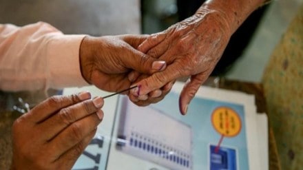 Lakhimpur Election Result 2022 LIVE: Here, sitting MLA Yogesh Verma is up against SP's Utkarsh Verma Madhur, who had won the seat in 2010 bypoll and 2012 assembly election.  Lakhimpur Election Result 2022 LIVE: Here, sitting MLA Yogesh Verma is up against SP's Utkarsh Verma Madhur, who had won the seat in 2010 bypoll and 2012 assembly election.
